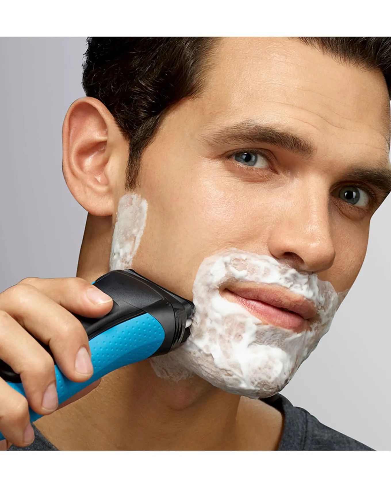 Braun Series 3 Wet and Dry 3040s Rechargeable Shaver- Shaving